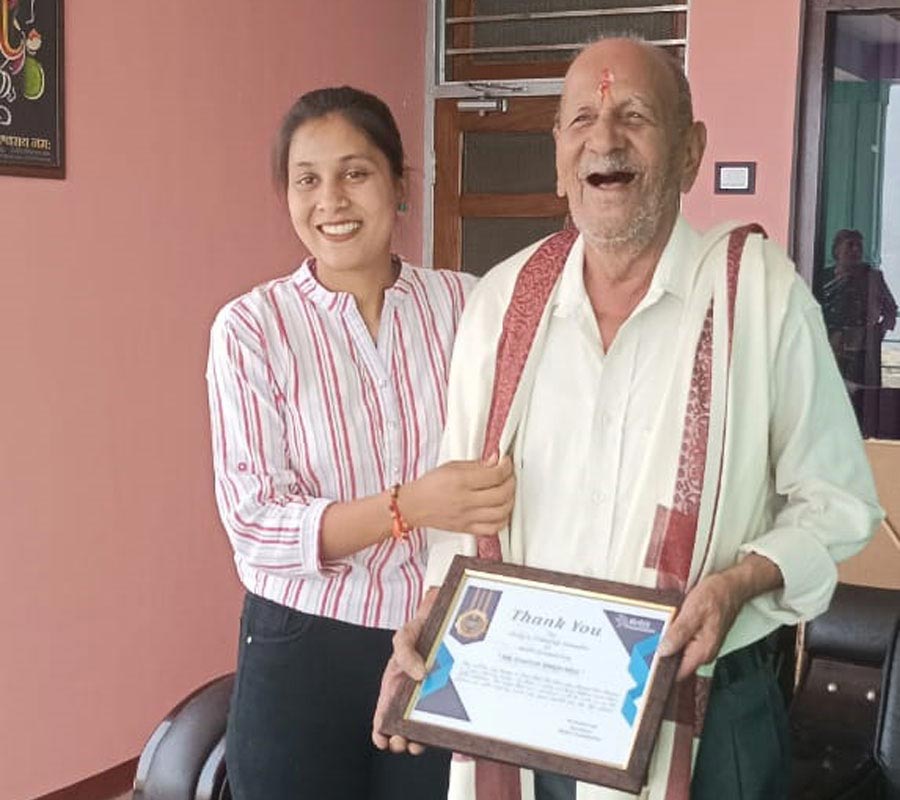 योगदान के लिए सम्मानित