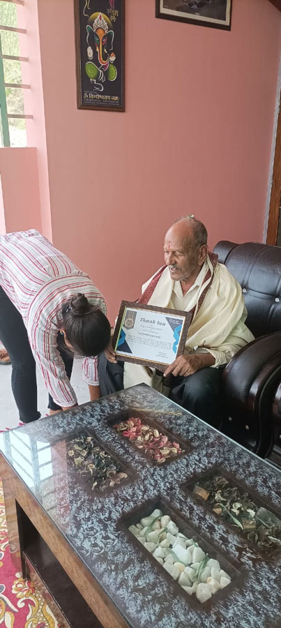 योगदान के लिए सम्मानित